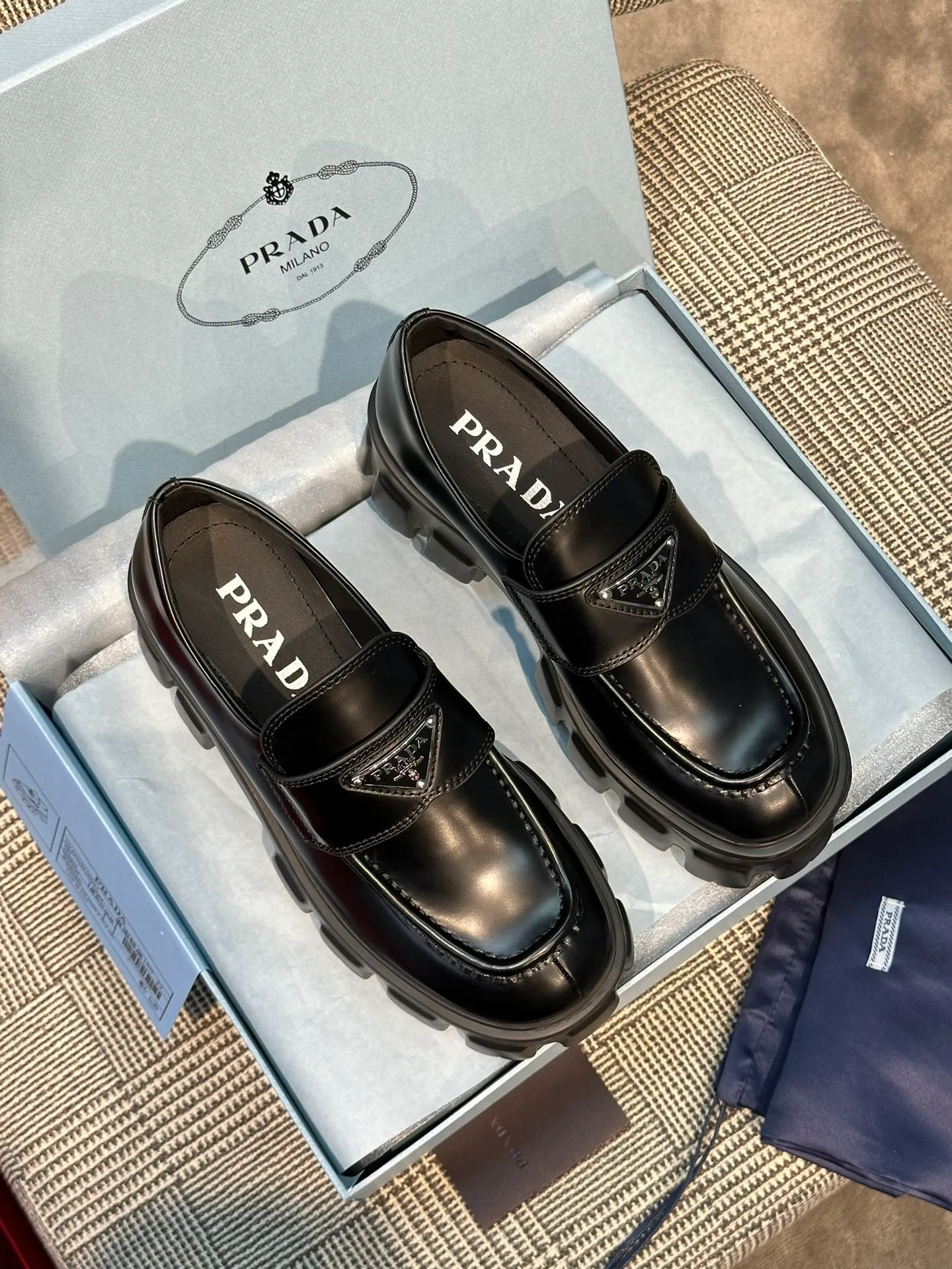 👟👟Ex-factory price 480👟👟 Women's shoe factory Prada ss23 new thick-soled loafers. The 2023 spring and summer new model is based on the classic model, ⚠️: the toe has been adjusted, with a goose crown shape, which is more rounded and stylish! ⚠️Attachment: 2023 genuine + old version comparison picture set! Classic wheel thick sole + classic Loaf upper, imported open-edge beaded calfskin material! The sole is made of foam material, which feels super comfortable on the feet. It is 5.5cm taller and is a perfect tool for long legs. The upper is open-edge beaded cowhide and decorated with a triangle logo! Code number 35-40